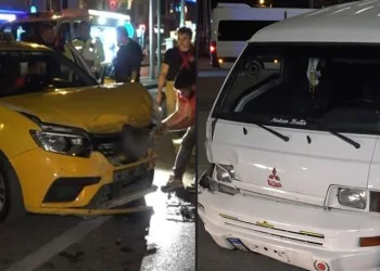 Bursa’da minibüs önce taksiye ardından yayalara çaptı