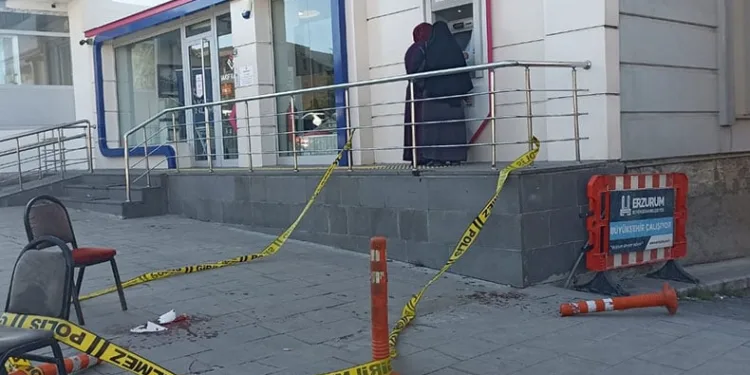 Annesiyle gönül ilişkisi olduğunu düşündü, bıçakladı