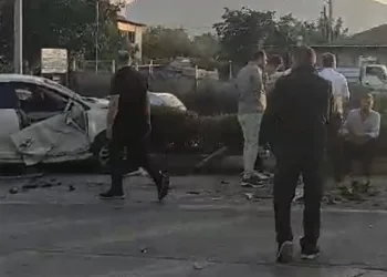 Bursa’da otomobiller kafa kafaya çarpıştılar