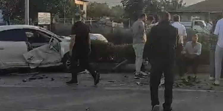 Bursa’da otomobiller kafa kafaya çarpıştılar