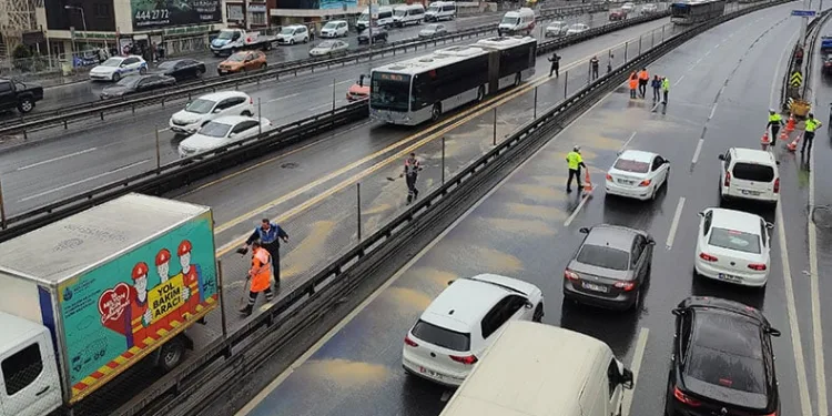 Küçükçekmece’de metrobüsler çarpıştı