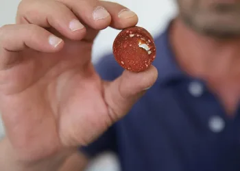 Yediği sucuktan demir parçası çıktı