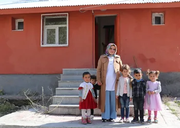 Köy okulunun deposunu sınıfa dönüştürdü