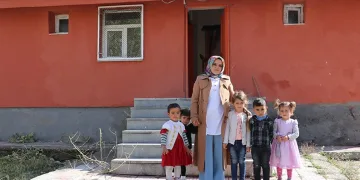 Köy okulunun deposunu sınıfa dönüştürdü