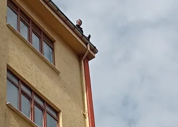 Ailesiyle sorun yaşayınca beş katlı binanın çatısına çıktı