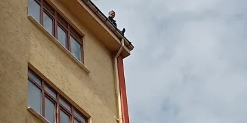 Ailesiyle sorun yaşayınca beş katlı binanın çatısına çıktı