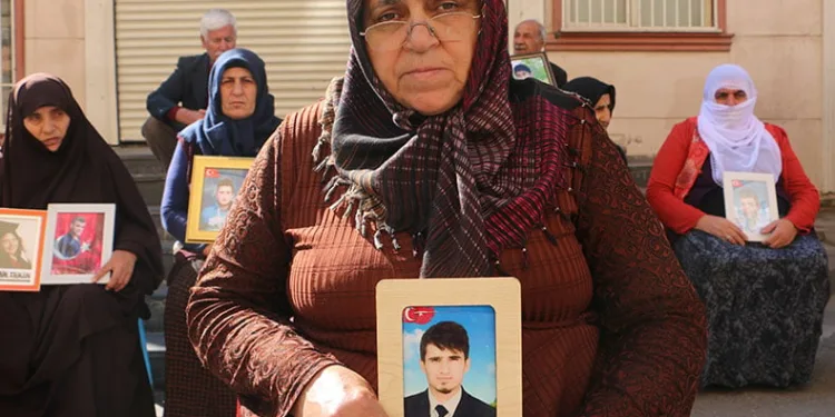 Anneleriin bin 510 gündür evlat nöbetinde