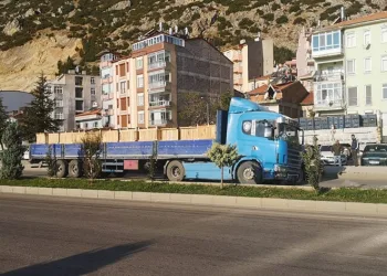 Lastiği patlayan tır karşı şeride geçti