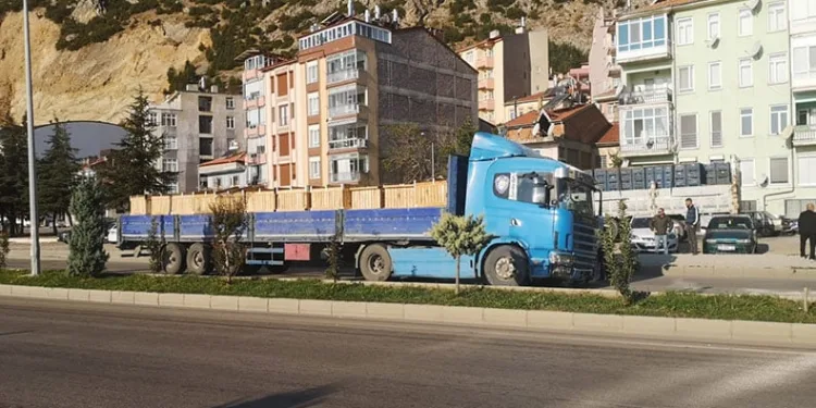 Lastiği patlayan tır karşı şeride geçti