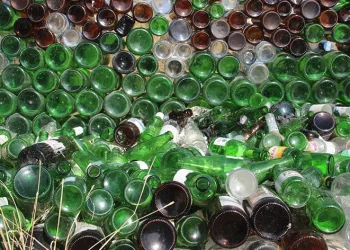 3 yılda 5 bin şişe topladı