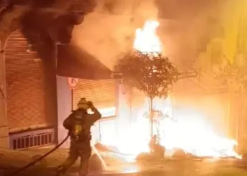 Beyoğlu’nda Tarihi Gueive Han’da yangın