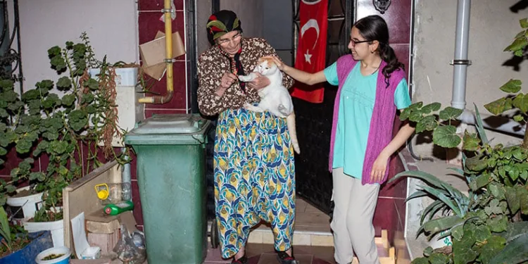 Bedensel engelli Melike’nin yüzünü güldüren hediye