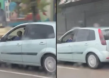 Küçük çocuğu direksiyon başına geçirip trafiğe çıktı