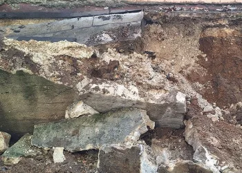 Zeytinburnu’nda istinat duvarı çöktü