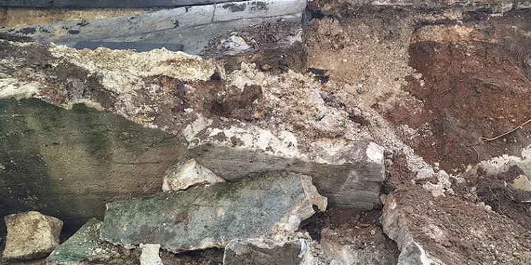 Zeytinburnu’nda istinat duvarı çöktü