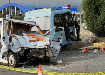 Işık ihlali yapan minibüste can pazarı