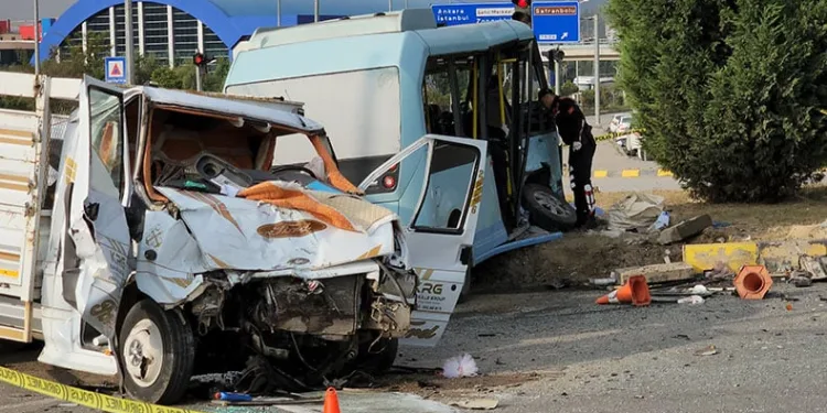Işık ihlali yapan minibüste can pazarı