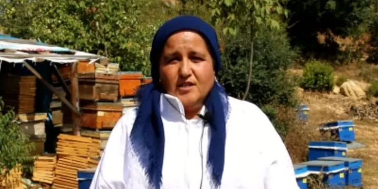 Önce eğitim aldı, sonra arıcılığa başladı