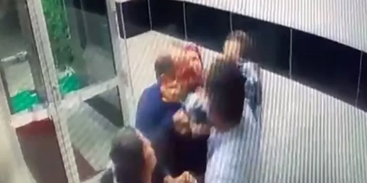 Beylikdüzü’nde komşu kavgası kamerada