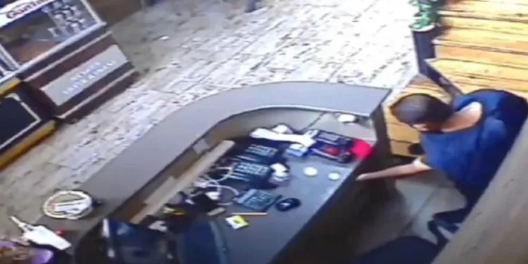 Kasa üzerindeki telefonu alıp kayıplara karıştı