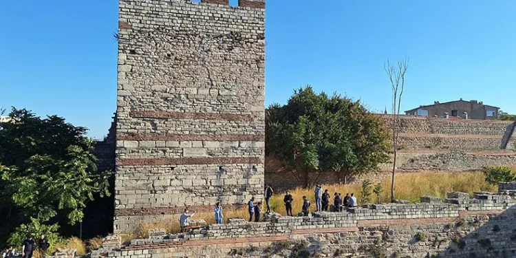 Tarihi Topkapı Surlarında erkek cesedi bulundu