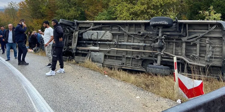 Tekirdağ’da devrilen yolcu minibüsünde 16 yaralı