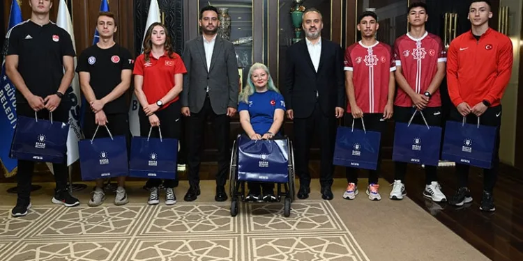 Başkan Aktaş Bursa’nın milli gururlarını ağırladı