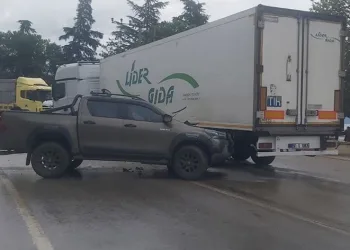 Tırın altına giren kamyonette sıkıştılar