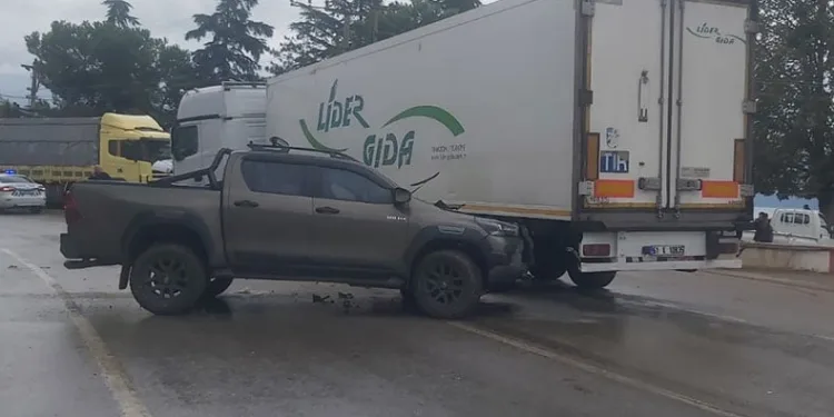 Tırın altına giren kamyonette sıkıştılar
