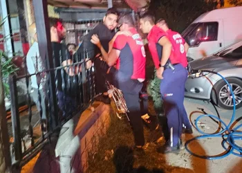 Balkondan evine girmek isterken demir parmaklıklara saplandı