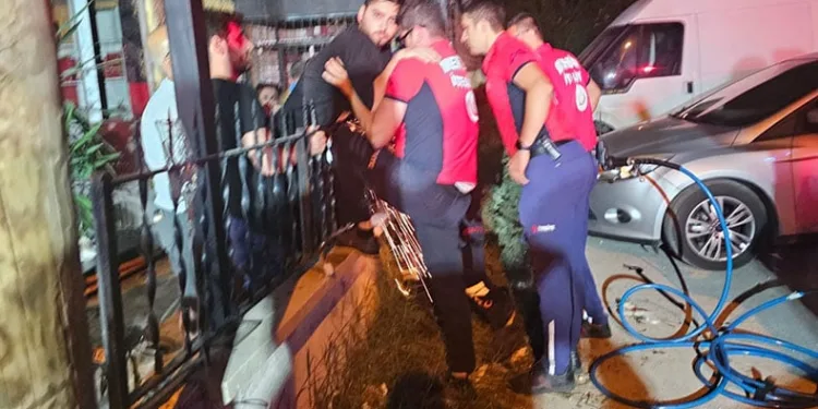 Balkondan evine girmek isterken demir parmaklıklara saplandı