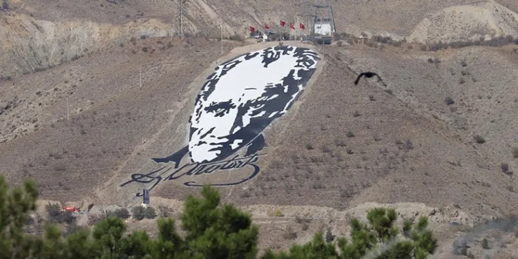 3 bin askerle dev Atatürk portresi