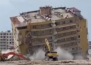 9 katlı bina halatla çekilerek yıklıdı