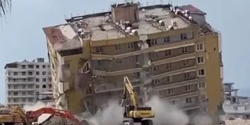 9 katlı bina halatla çekilerek yıklıdı