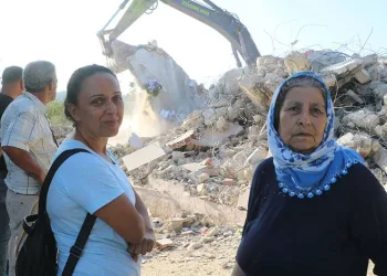 Gelin ve kaynana yuvalarının yıkılışını izledi