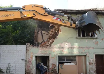 Tehlike saçan metruk binalar yıkılıyor