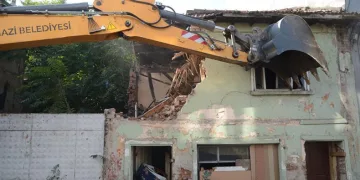 Tehlike saçan metruk binalar yıkılıyor