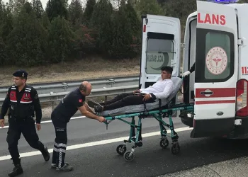 Virajı alamayan tır devrildi