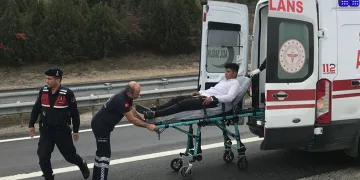 Virajı alamayan tır devrildi