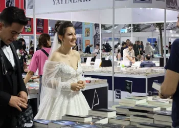Nikah sonrası soluğu kitap fuarında aldılar