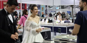 Nikah sonrası soluğu kitap fuarında aldılar