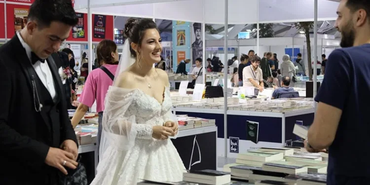 Nikah sonrası soluğu kitap fuarında aldılar