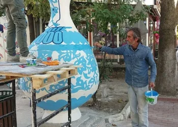 İznik çinisinden dev vazo