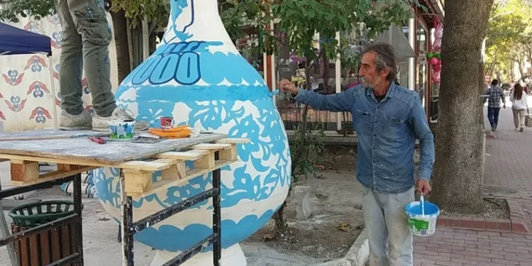 İznik çinisinden dev vazo