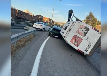 Seyir halindeyken üzerlerine servis aracı devrildi