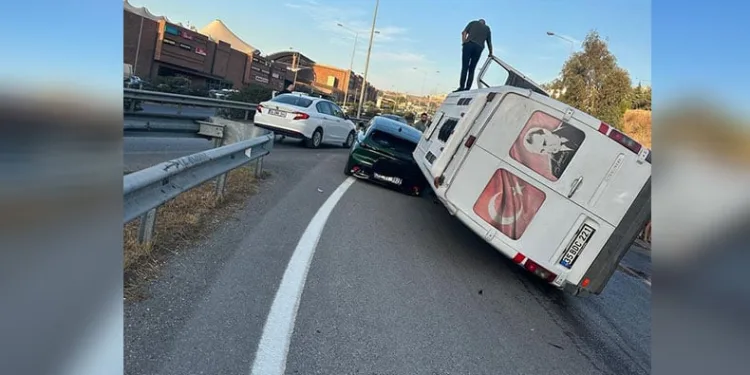 Seyir halindeyken üzerlerine servis aracı devrildi