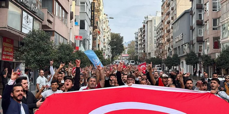 Bursa’da Çarşamba Mahallesi kırmızı beyaza büründü
