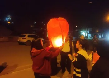 Depremzede kadınlar, 100 dilek feneri uçurdu