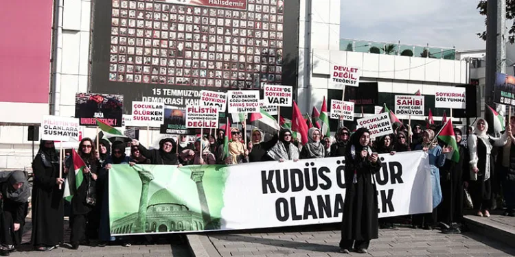 Bursa’da Filistin için sessiz oturma eylemi