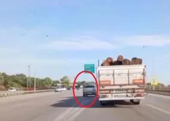 Kararsız sürücü otobanda refüje daldı